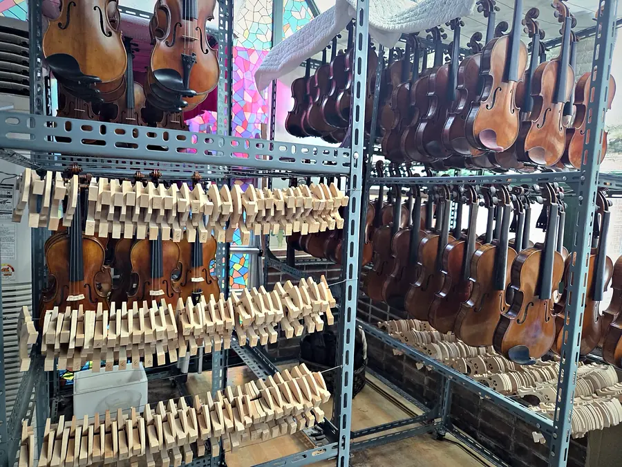 번호를 적어 줄에 걸어 둔 브릿지 재료와 완성된 바이올린